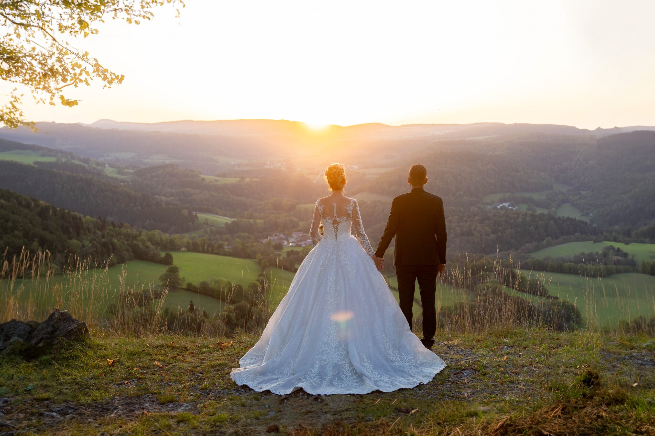 luxury wedding planner mariage de luxe Doubs Maiche Morteau Besançon couple de mariés robe blanche costume vert paysage à couper le souffle