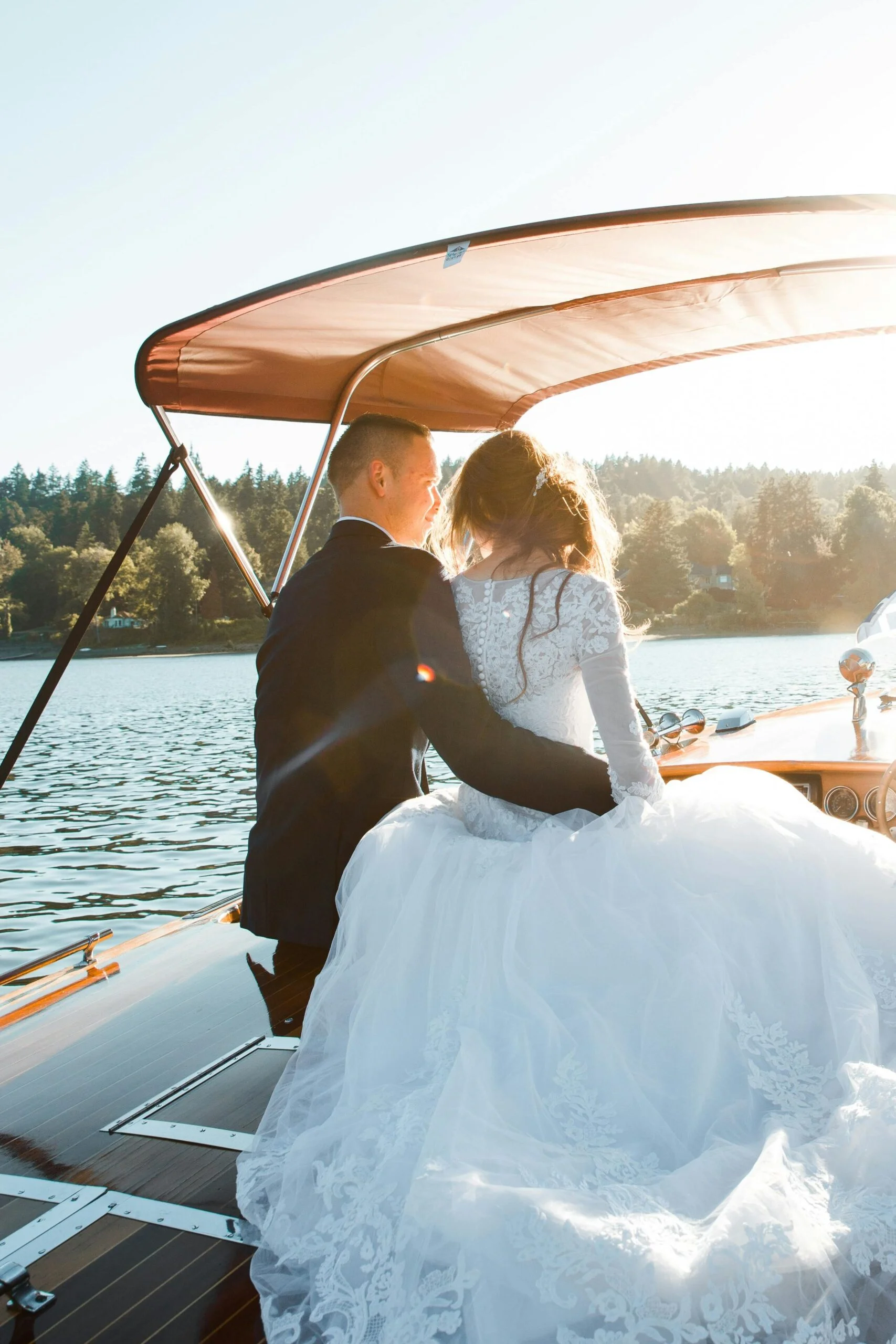 mariage de luxe bateau couple mariés yacht photo souvenir mariage robe blanche costume soleil lac océan mer rivière chic lac de Neuchâtel suisse