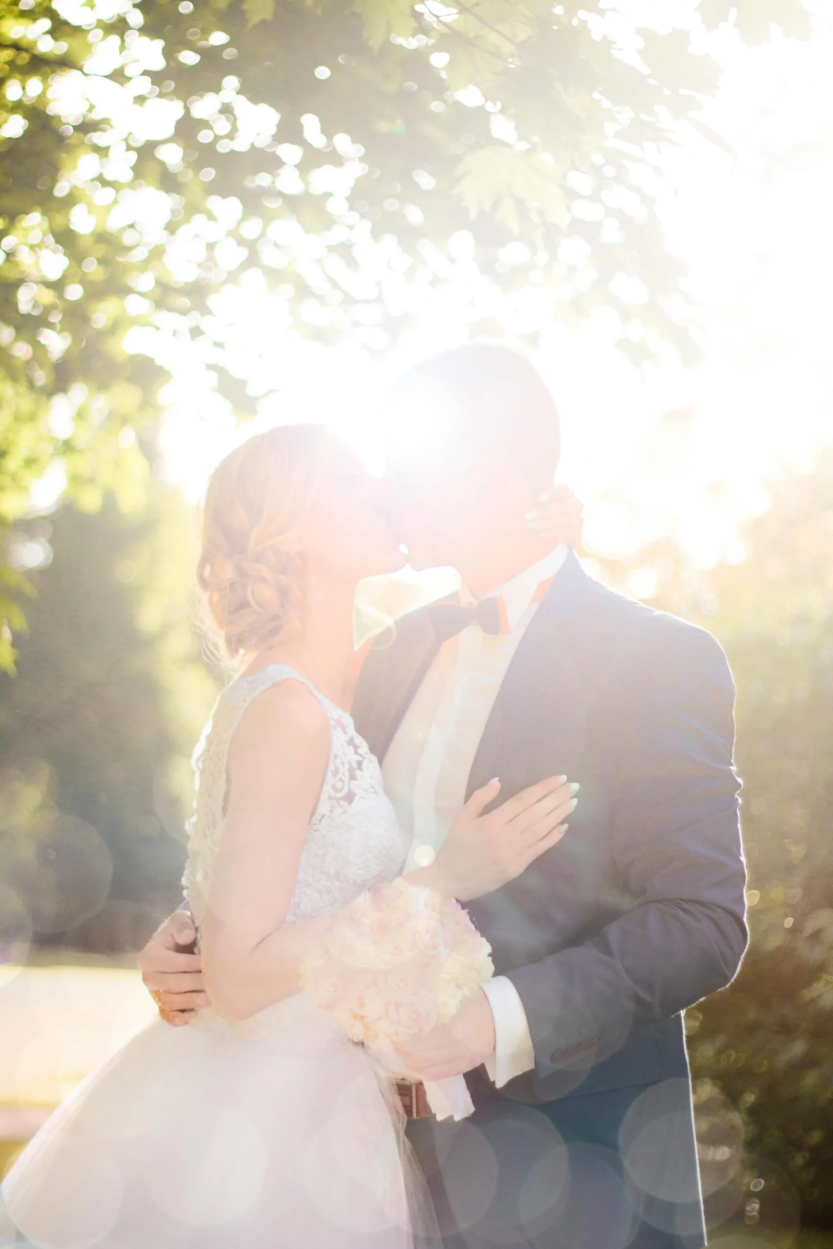wedding planner wedding designer organisation coordination
decoration couple jeune mariés nature soleil foret femme robe mariage longue blanche homme costume bleu nœud papillon mariage luxe bouquet mariée