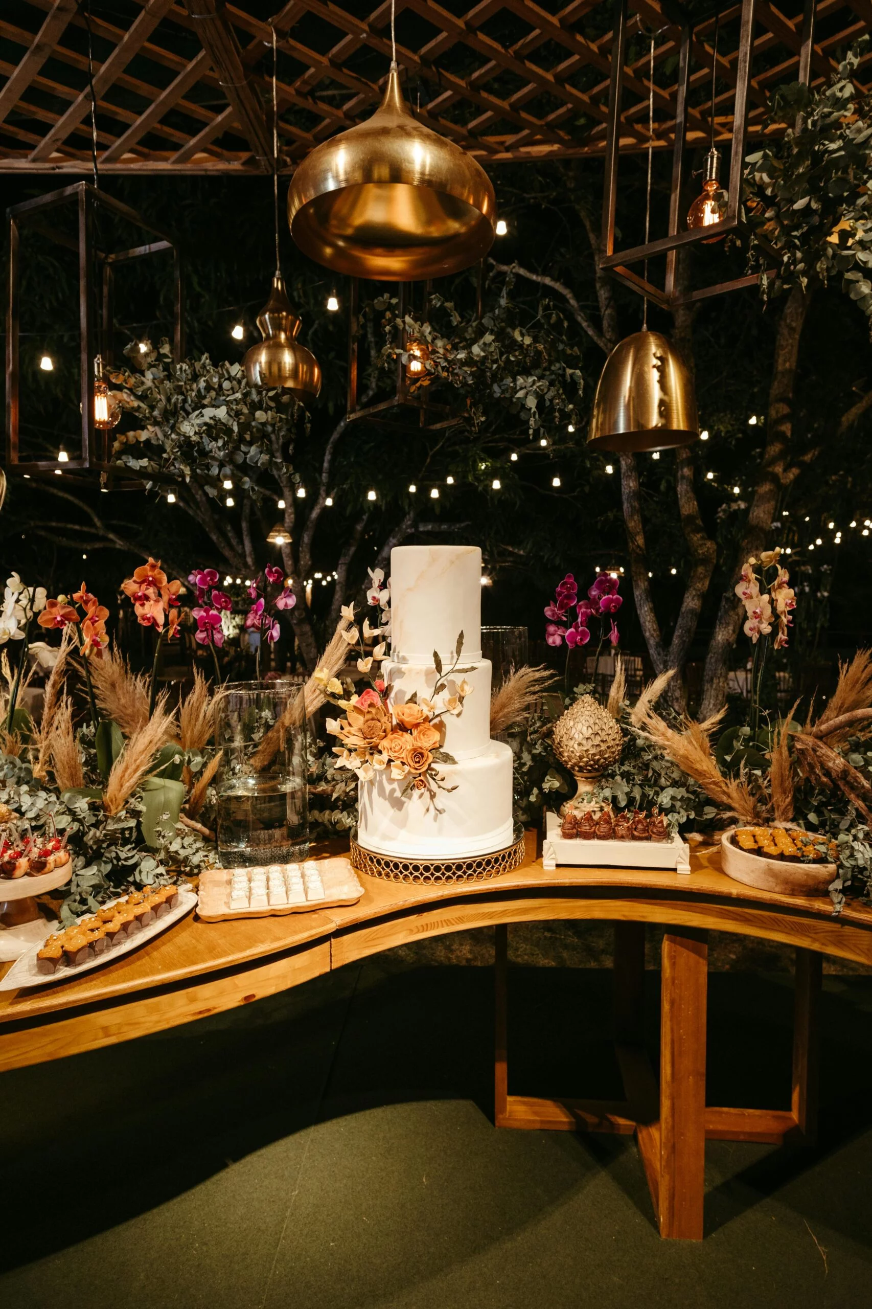 dessert gâteau mariage pièce montée wedding cake white blanc petit grand decoration exceptionnelle sweet table dorée grand lustre wedding designer wedding planner organisateur mariage de luxe 25500 Morteau Les Fins