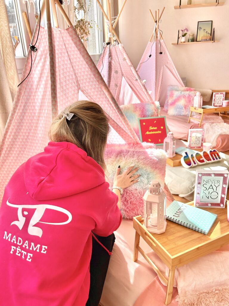Madame Fête préparant un décor d'exception pour la location de tipis pour fête anniversaire petite fille 