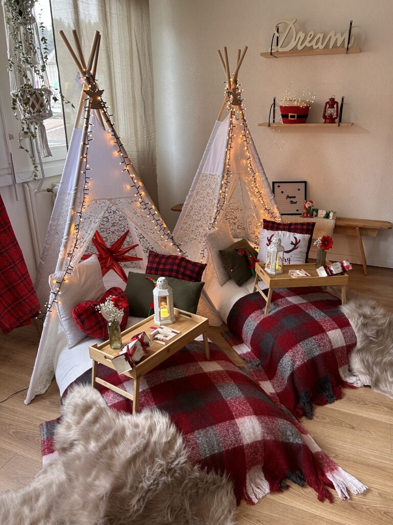 Décor de noel pour location de tipis décorés avec soin pour soirée christmas party en famille